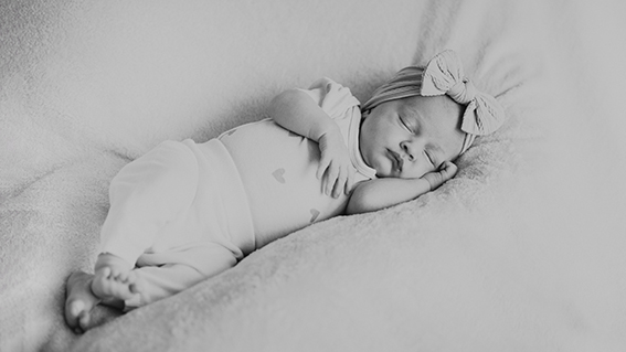 Babyfoto schwarz weiß